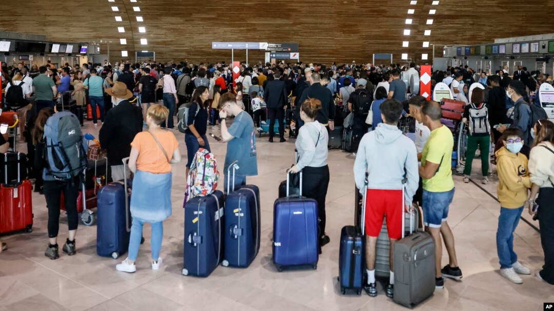 Vineri, 1 iulie 2022, au fost numeroase întârzieri la Aeroportul Charles de Gaulle din Paris, afectat de greva angajaților care cer majorarea salariilor în urma creșterii inflației.