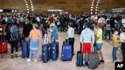 Vineri, 1 iulie 2022, au fost numeroase întârzieri la Aeroportul Charles de Gaulle din Paris, afectat de greva angajaților care cer majorarea salariilor în urma creșterii inflației.