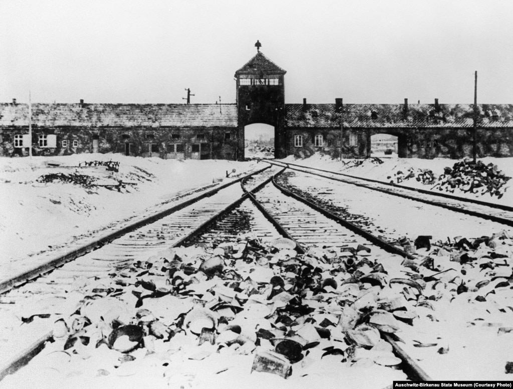 Das Tor von Auschwitz. Das Foto rechts entstand 1945, als die Lagerhäftlinge befreit wurden. Seitdem hat sich hier nichts verändert.