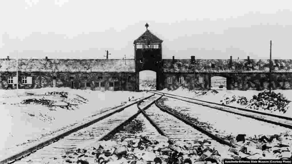 Великі ворота. Фото справа було зроблене в 1945 році відразу після звільнення табору. Відтоді тут нічого не змінилося