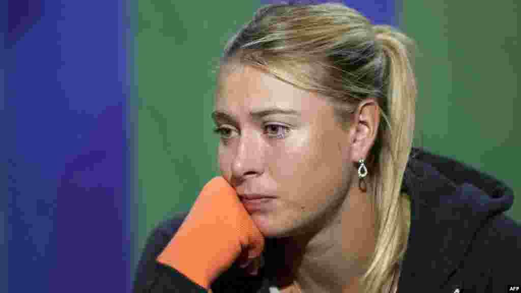 Velika Britanija - Ruska tenisačica, Maria Šarapova, na konferenciji za novinare nakon izgubljenog meča na natjecanju Wimbledon 2012., London, 2. juli 2012. Foto: AFP / Tom Lovelock 