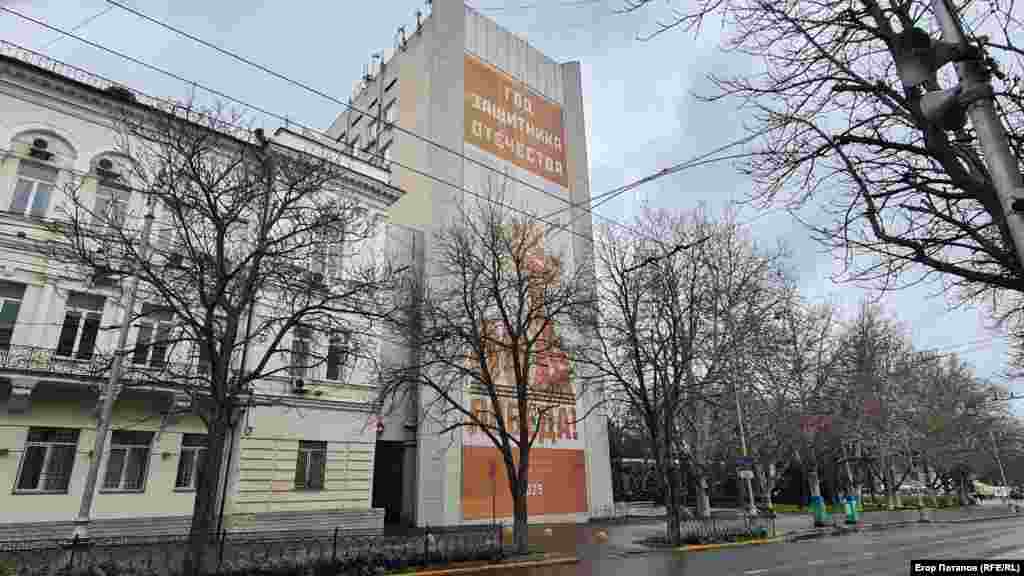 Муралы в Севастополе в своем большинстве посвящены «российским скрепам»