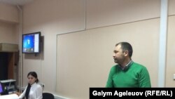 ADAM журналының редакторы Аян Шарипбаев Алматыдағы сот залында. Көрнекі сурет.
