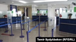 "Манас" аэропорту. Чет элден келгендерди текшерип өткөрүү жайы. Сүрөттөгү кишилердин окуяга тиешеси жок. 
