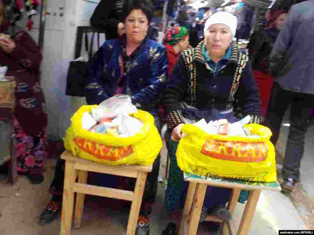T&uuml;rkmenabadyň bazarlarynyň birinde da&yacute;zalar derman sat&yacute;ar