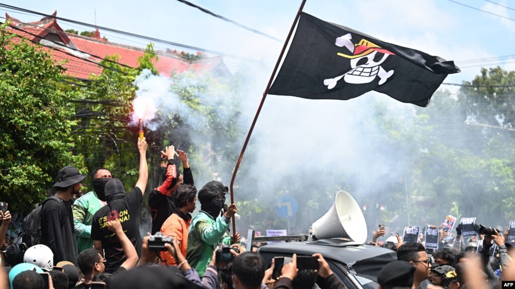 معترضان مقابل اداره پلیس در جزیره بالی، شنبه ۸ شهریور