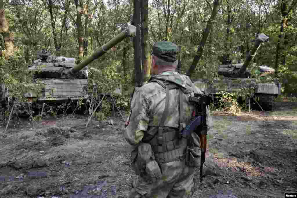 Проросійський бойовик з батальйону &laquo;Восток&raquo; біля танків Т-64 у Донецьку, 16 липня 2014 року&nbsp;