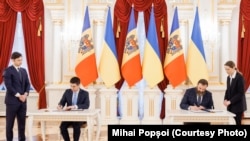 Oksen Lisovîi și Mihai Popșoi semnează acordul de recunoaștere reciprocă a diplomelor între Ucraina și Moldova.