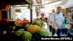 Potrivit specialiștilor, limita de nitrați admisă în cazul pepenilor verzi este de 60 de miligrame pe kilogram. 