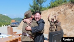 Lideri i Koresë Veriore, Kim Jong Un, duke përshëndetur shkencëtarët pas lansimit të raketës balistike interkontinentale