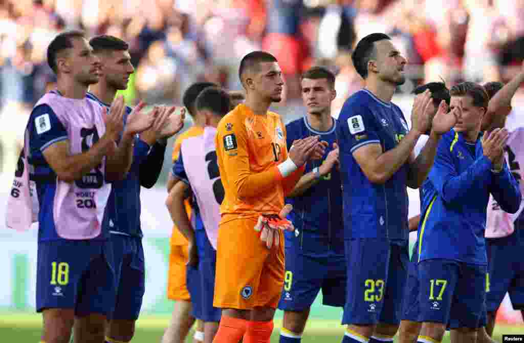 Fudbaleri BiH na stadionu u San Franciscu nakon poraza od SAD. Poraz od domaćina označio je kraj najuspješnijeg nastupa reprezentacije Bosne i Hercegovine na Svjetskim prvenstvima, ali izabranici Sergeja Barbareza kući se vraćaju kao heroji.