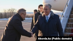 Қазақстан президенті Қасым-Жомарт Тоқаевты (оң жақта) Жетісу облысының әкімі Бейбіт Исабаев қарсы алып тұр. 2024 жылдың желтоқсаны.