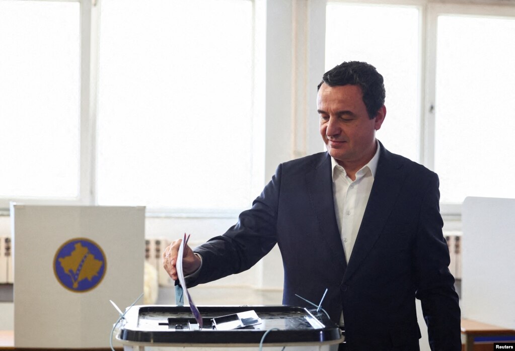 Kryeministri aktual, Albin Kurti, që sërish është kandidat i Lëvizjes Vetëvendosje për këtë post, duke votuar për zgjedhjet parlamentare në qendrën e votimit në Fakultetin Ekonomik në Prishtinë.