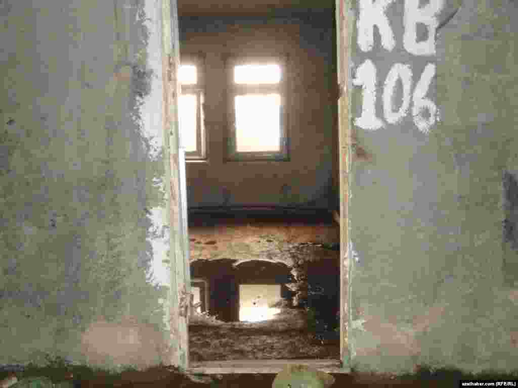 Şeýle-de, bejeriş işleri geçirilýän döwri ýaşaýjylaryň agyz suwy hem kesildi. Bu bolsa, Täze ýyl baýramçylygynyň öň ýanynda, ýaşaýjylara käbir bökdençlikleri döretdi.