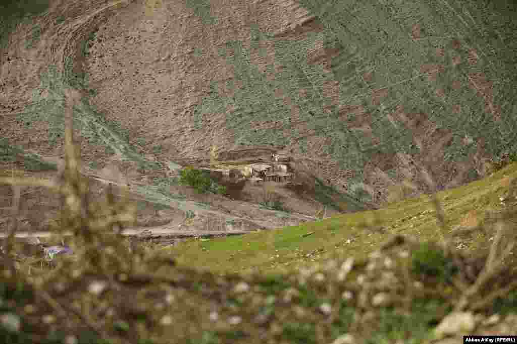 Qəsəbənin sahibsiz qalmış evlərindən biri.