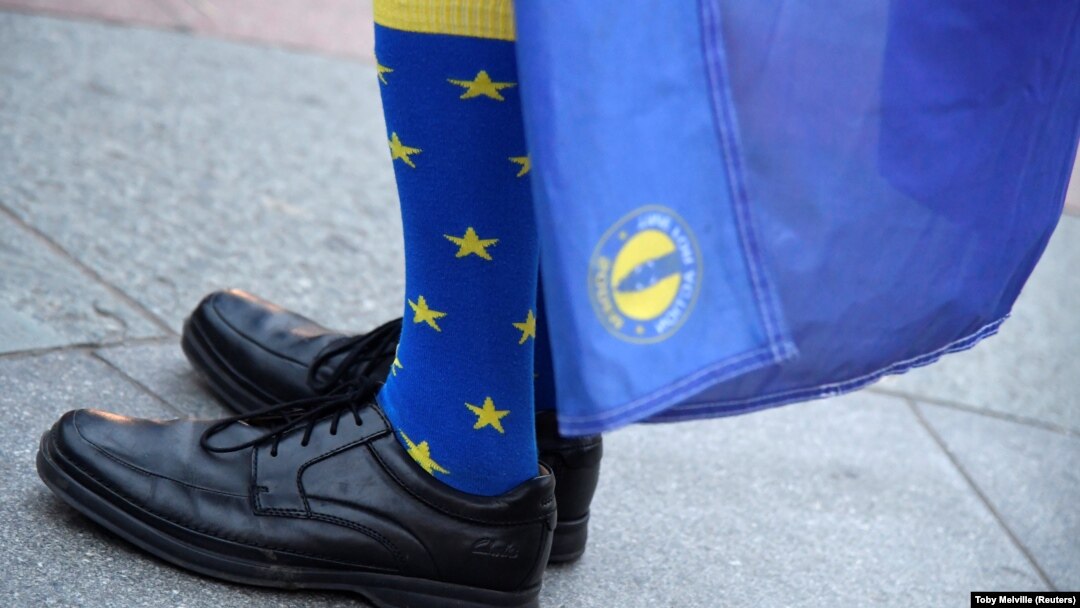 Un demonstrant anti-Brexit în fața Parlamentului britanic la Londra, 26 noiembrie 2018