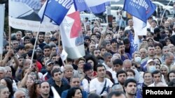 Armenia - Supporters of former President Robert Kocharian and his opposition alliance attend an election campaign rally in Yerevan's Nor Nork district, June 9, 2021.