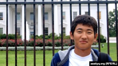 Кеудесіз лесбиянка беліне белдік тағып, досының қынапшасын мазақтайды. Порно видео қорланған киска жалап