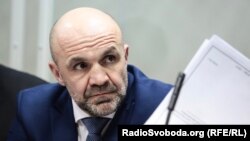 Владислава Мангера також зобов’язали здати на зберігання паспорт й інші документи, які дозволяють виїзд за кордон