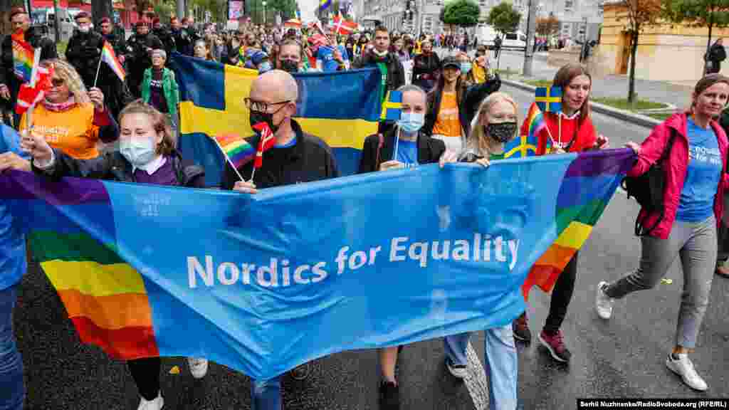Колонна посольства Швеции. Посол Тобиас Тиберг отметил, что Швеция поддерживает принятие законопроекта №5488, который предусматривает наказание преступлений на почве нетерпимости к ЛГБТ+ и другим группам.&nbsp; &laquo;Наша политика заключается в том, что Швеция четко поддерживает принятие законопроекта о преступлениях на почве нетерпимости. Мы работаем с партнерами, гражданским обществом, нашими партнерами в Раде и ведем дискуссии о том, почему это важно. О том, почему преступления на почве ненависти &ndash; это не просто хулиганство, преступления на почве ненависти &ndash; это другое, это гораздо серьезнее. И каждая демократическая страна должна активно на это реагировать&raquo;,&nbsp;&ndash; прокомментировал посол Швеции