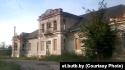 Так выглядаў маёнтак «Малыя Дольцы», калі яго ўпершыню выставілі на продаж. Архўнае фота