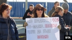 Десетки жители на Несебър се събраха на протест срещу планираното вдигане на местните данъци, като демонстрацията ескалира до хвърляне на яйца пo сградата на общината и намеса на полицията, 16 декември 2025 г.