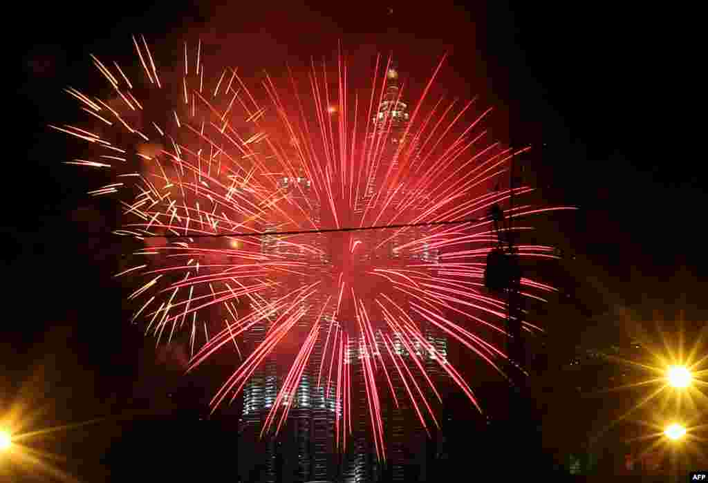 Malaezia - Focuri de artificii &icirc;n apropierea turnurilor gemene Petronas, la festivitățile din Kuala Lumpur. 1 ianuarie 2013 (AFP/MOHD RASFAN)