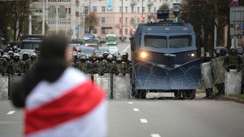 Belarus içeri işler ministri söweş ýaraglaryny ulanmak bilen haýbat atýar