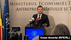 Ministrul Radu Miruță la o conferință de presă din 21 august 2025, susținută la sediul Ministerului Economiei, Digitalizării, Antreprenoriatului și Turismului 