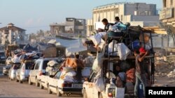 Разселени палестинци, избягали от Рафах заради заплахата от израелско нападение, пристигат в Хан Юнис