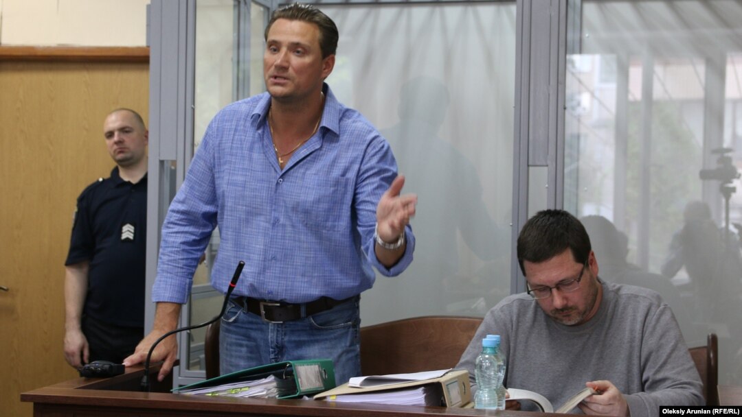 Адвокат Валентин Рибін і екс-перекладач Гройсмана Станіслав Єжов (справа) у суді, Київ, 23 травня 2019 року