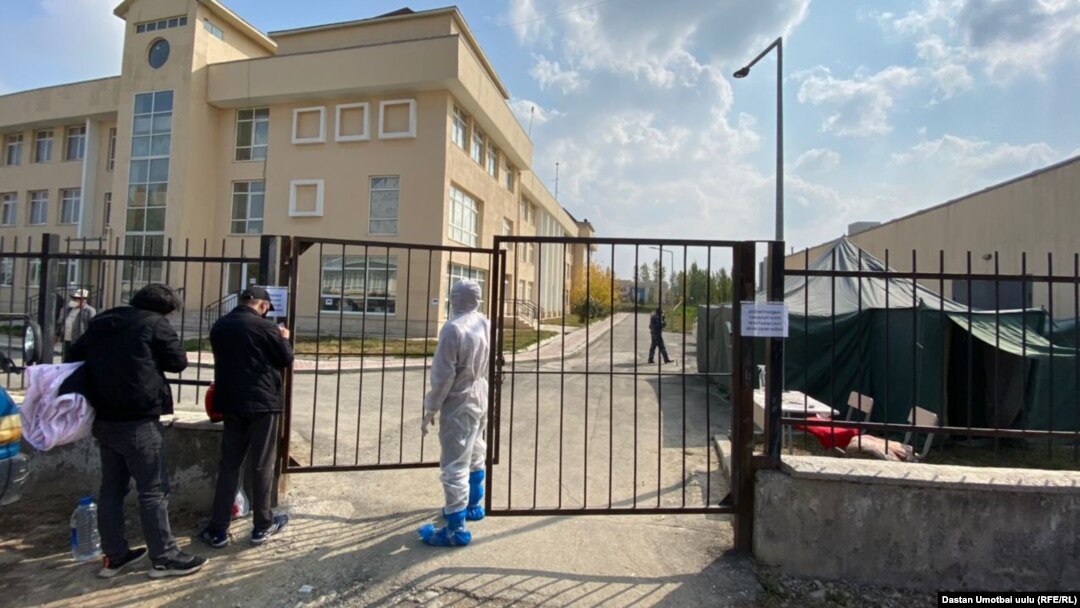 Убактылуу дарылануучу жайда жаткандардын жакындары.