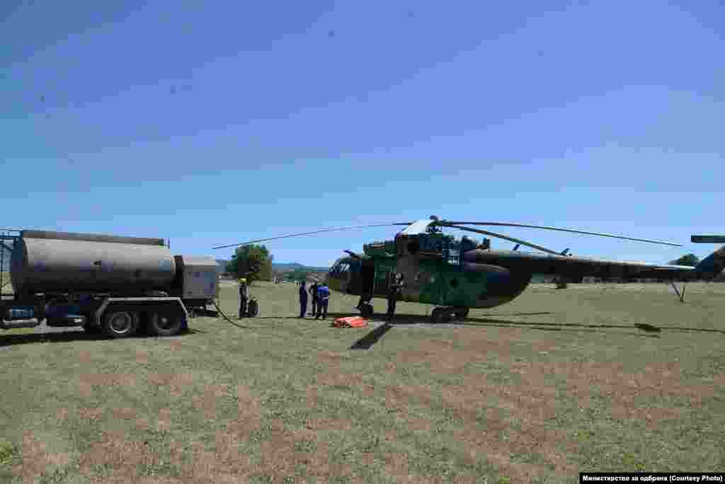 Хеликоптер на АРМ учествува во гаснење на пожарите