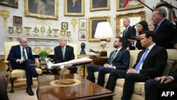 دونالد ترامپ در دیدار با میشل مارتین، نخست‌وزیر ایرلند، در دفتر بیضی کاخ سفید 