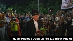 Mihai Șora, la unul din protestele antiguvernamentale din București, august 2018