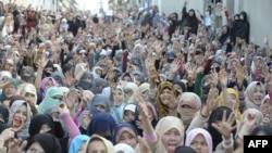 Shi'ite Muslim women protest against the killing of bomb attack victims in Quetta.