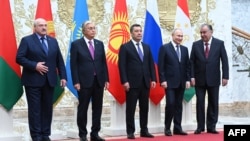 Belarus - Russia's President Vladimir Putin poses for a family photo with leaders of other CSTO member states during a meeting in Minsk on November 23, 2023.