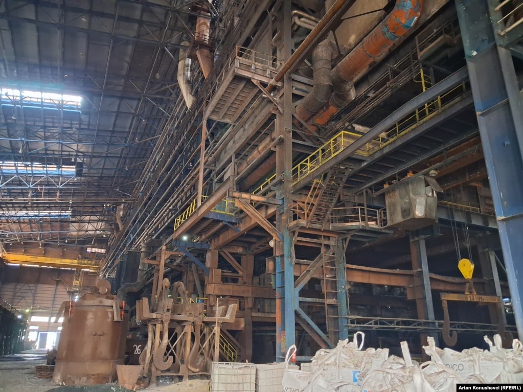 Pamje brenda fabrikës, ku bëhet shkrirja e nikelit.