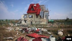 Ukraine -- A destroyed building after heavy fighting between Ukrainian forces and pro-Russian rebels near the city of Slovyansk in the Donetsk region, September 28, 2014