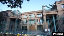 Цветы у посольства Франции в Армении 