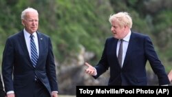 Президент США Джо Байден (слева) и премьер-министр Великобритании Борис Джонсон. Корнуолл, 10 июня 2021 года