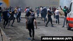 صحنه‌ای از درگیری میان معترضان فلسطینی با نیروهای نظامی اسرائیل در کرانه باختری در خرداد ۱۴۰۰