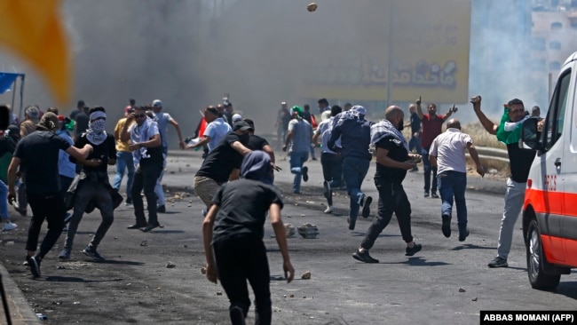 Palestinski demonstranti bacaju kamenje na izraelsku vojsku tokom sukoba u blizini jevrejskog naselja Beit El near Ramallah na Zapadnoj obali, 14. maj