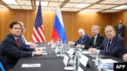 Marco Rubio și Serghei Lavrov (ambii în plan apropiat) la întâlnirea lor de la Manila, Filipine, 23 iulie 2026