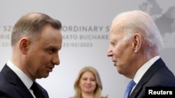 Andrzej Duda lengyel és Joe Biden amerikai elnök Varsóban 2023. február 22-én