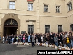 Українці чекають на освячення кошиків біля собору святого Климента у Празі