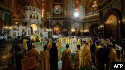 Rus Pravoslav Patriarxı Kirill Moskvadakı Xilaskar Məsih Kilsəsində Milad mərasiminə rəhbərlik edir.