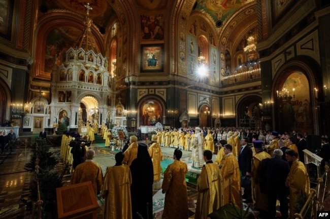 Patriarku Kirill duke udhëhequr meshën e Krishtlindjes në Katedralen e Krishtit Shpëtimtar në Moskë.