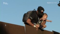 Батько з немовлям нелегально перетинає мексикансько-американський кордон – відео