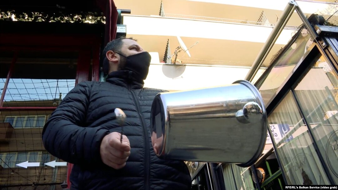 Ugostiteljski radnik u Prištini udaranjem u lonac protestuje protiv restriktivnih mera preduzetih u cilju sprečavanja širenja korona virusa, 7. novembar 2020. 